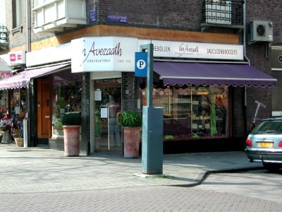 Banketbakkerij G van Avezaath, Cornelis Schuytstraat hoek Valeriusstraat