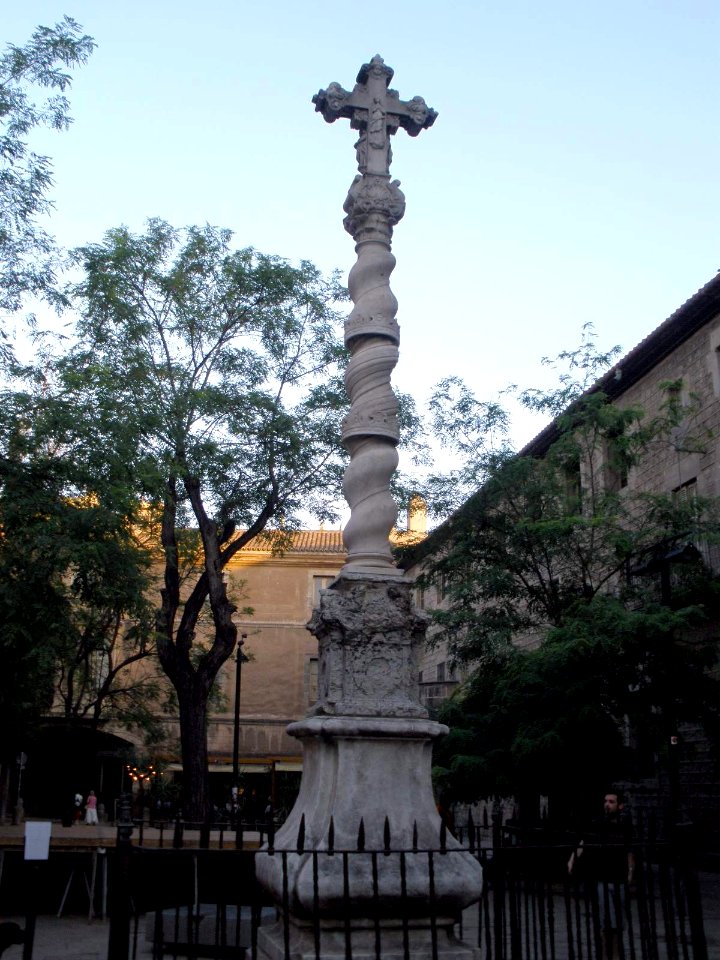 Barcelona - Claustro del antiguo Hospital de la Santa Creu (Plaza del Canónigo Colom) 1