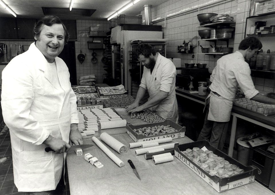 Banketbakkerij 'Antoon Swanink' aan de Generaal Cronjéstraat 35, Antoon Swanink (links) met Hans Monsma en Gerard Looyestyn. Aangekocht in 1983 van fotograaf C. de Boer. - Negatiefnummer 213, NL-HlmNHA 54013158