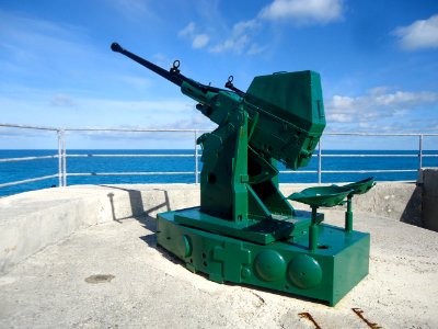 Bermuda (UK) image number 143 Bofors anti-aircraft gun WW2 vintage photo