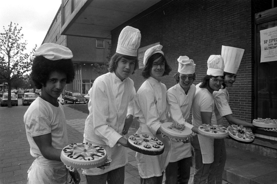 Banketbakkersschool in Amsterdam bestaat 50 jaar; leerlingen met taarten, Bestanddeelnr 927-1457