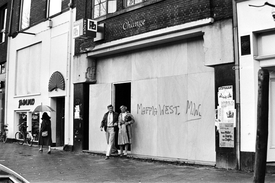 Bankgebouwen, , graffiti, Bestanddeelnr 932-3631