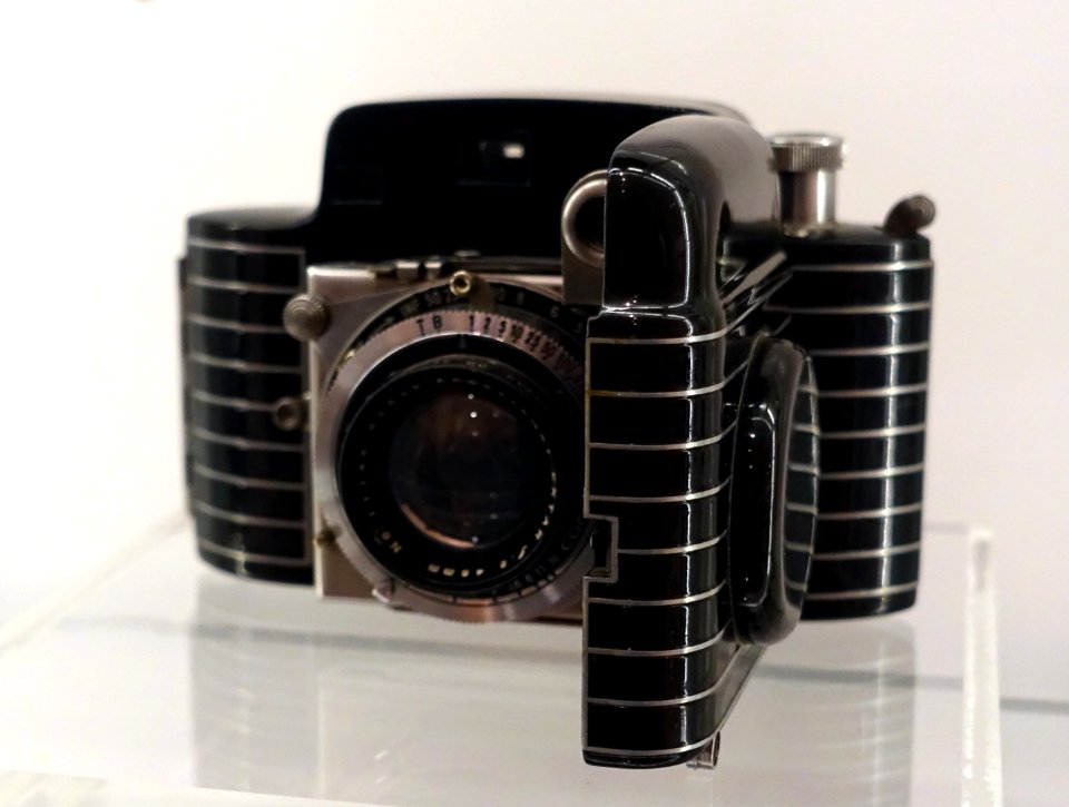 Bantam Special Camera, designed by William Dorwin Teague, Eastman Kodak Company, 1936, enamel-coated metal, glass - Museum für Angewandte Kunst Köln - Cologne, Germany - DSC09506