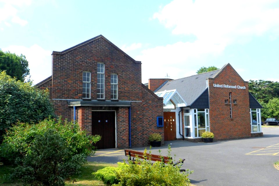 Banstead United Reformed Church, Woodmansterne Lane, Banstead (July 2013) (4)