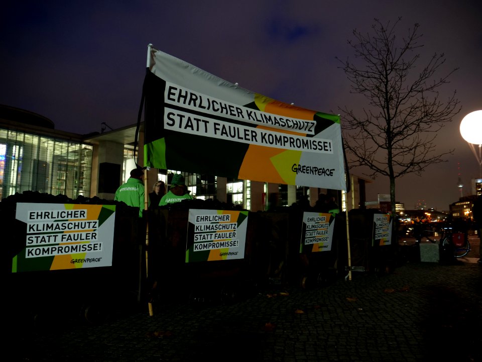 Banner und Loren mit Kohle von Greenpeace am Verhandlungsort über Koalitionsverhandlungen für eine Jamaika Koalition