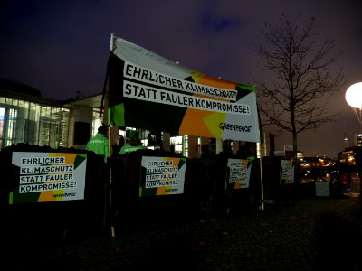 Banner und Loren mit Kohle von Greenpeace am Verhandlungsort über Koalitionsverhandlungen für eine Jamaika Koalition