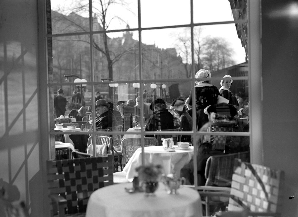 Berlijn, het terras van cafe Kranzler aan de Kurfustendamm., Bestanddeelnr 191-0458