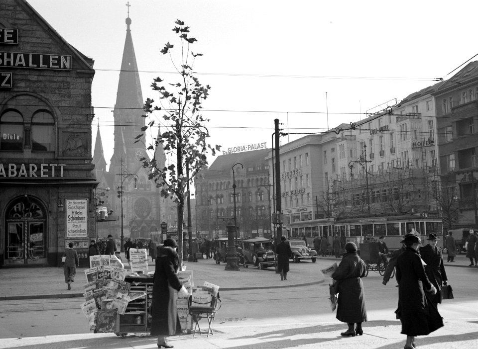 Berlijn. Hardenbergstraße met restaurant Wilhelmshallen, de Kaiser-Wilhelm-Geda…, Bestanddeelnr 254-5643