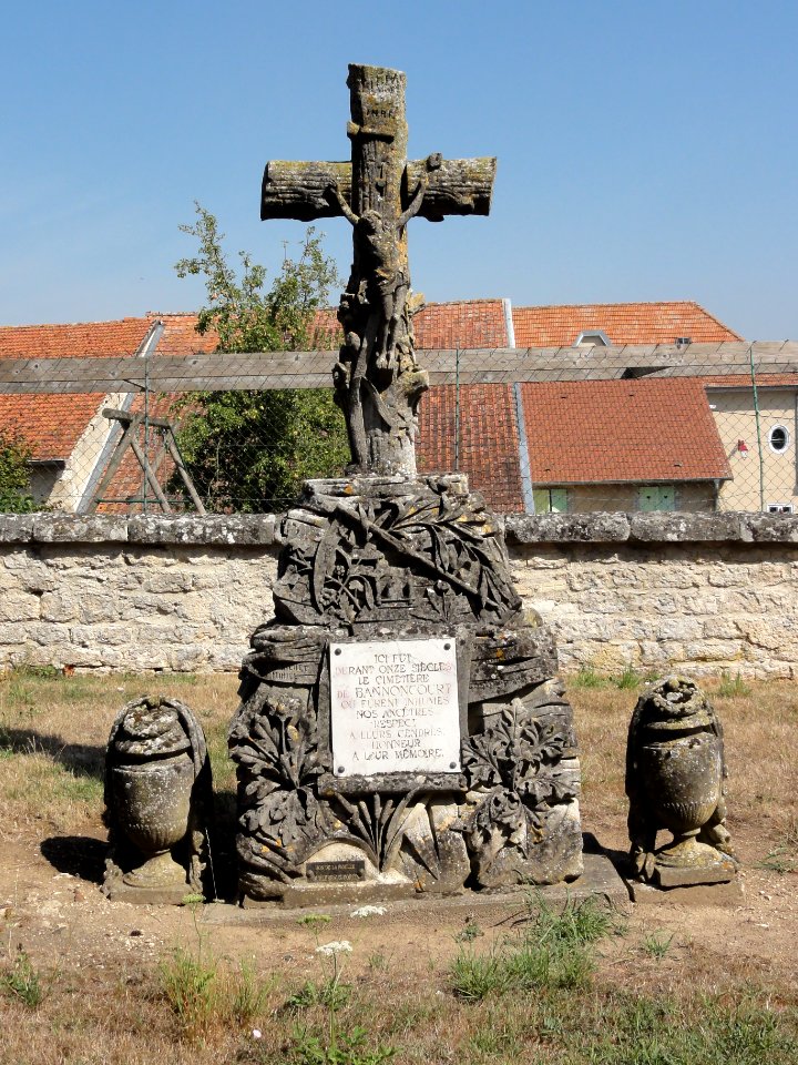 Bannoncourt (Meuse) croix souvenir de l'ancien cimetière