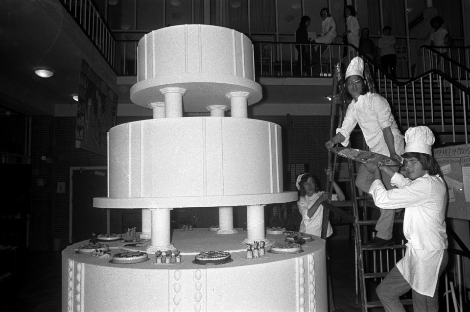 Banketbakkersschool in Amsterdam bestaat 50 jaar; een vier meter hoge taart wordt klaar gemaakt, Bestanddeelnr 927-1458