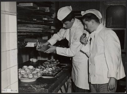 Banketbakkers maken oliebollen voor de jaarwisseling, Bestanddeelnr 043-0630