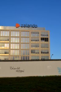 Berlin, Zalando Hauptverwaltung mit Mauer (1)