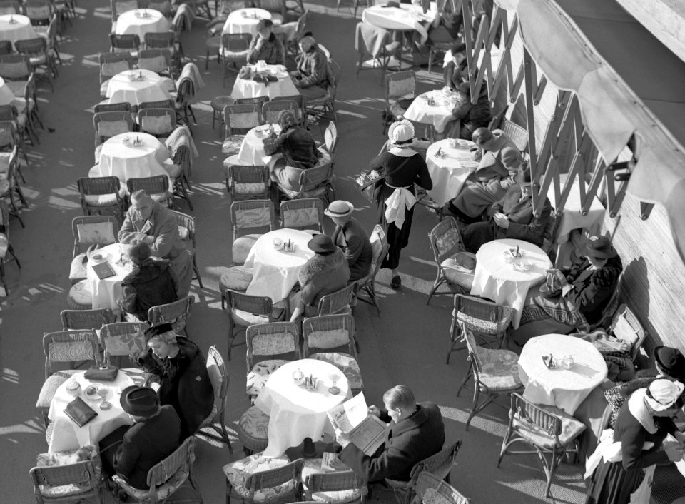 Berlijn, het terras van cafe Kranzler aan de Kurfustendamm van bovenaf gezien, Bestanddeelnr 191-0459