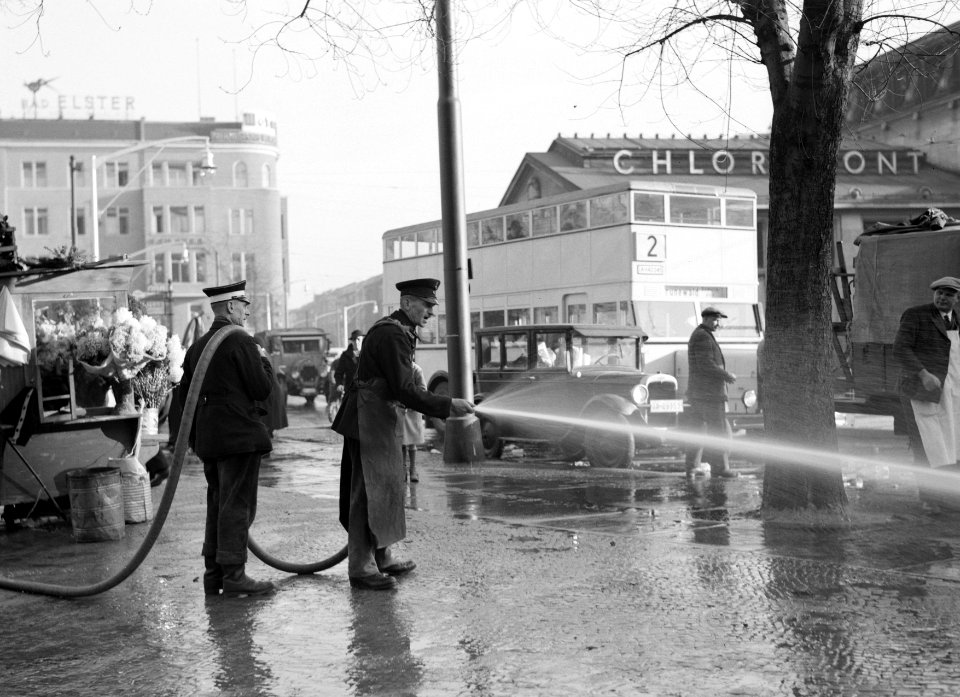 Berlijn. Geuniformeerde werklui zijn bezig met het schoonmaken van de Wittenberg, Bestanddeelnr 254-5657