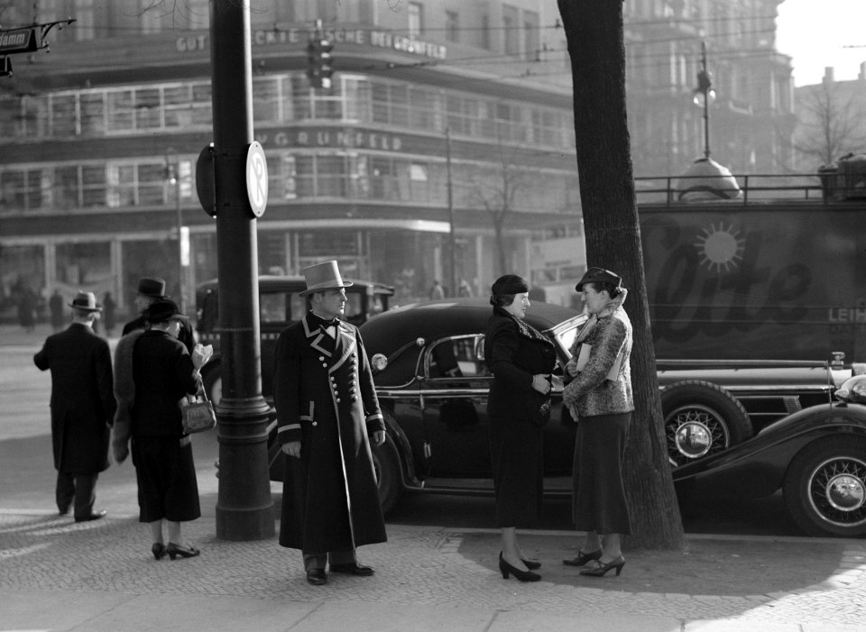 Berlijn. Entree cafe Kranzler aan de Kurfurstendamm met een portier in uniform e, Bestanddeelnr 191-0457
