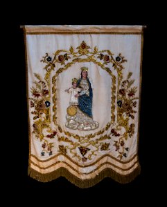 Bannière paroissiale brodée, église Marsilly, Charente-Maritime, august 2015