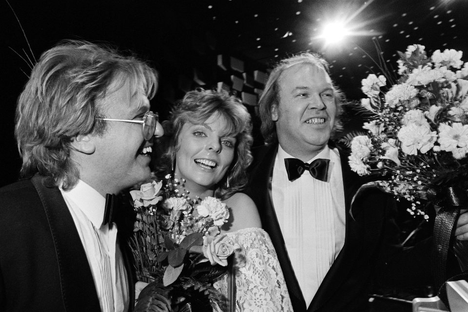 Bernadette met Martin Duiser (l) producer, en Piet Souer (r), Bestanddeelnr 932-5105
