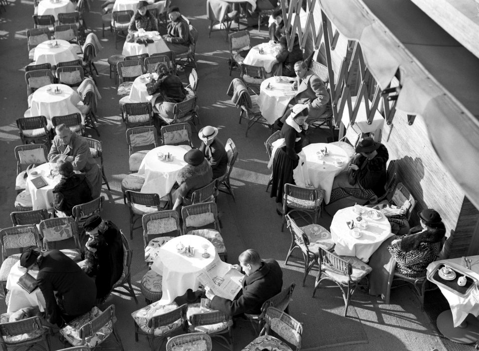 Berlijn, Kurfurstendamm Terras van Cafe Kranzler, Bestanddeelnr 254-5647