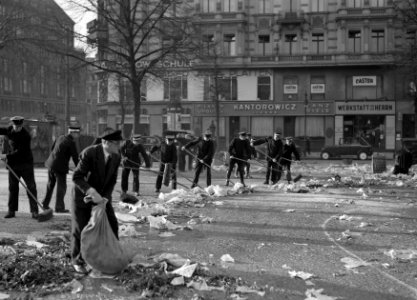Berlijn. Geuniformeerde werklui zijn bezig met het schoonmaken van de Wittenberg, Bestanddeelnr 254-5655