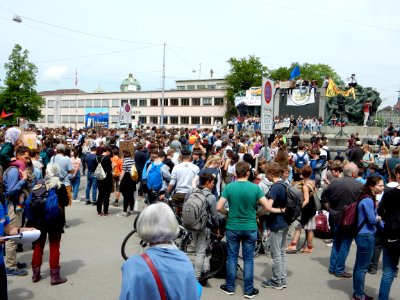 Bern Klimastreikdemo Helvetiaplatz mit Bundeshaus