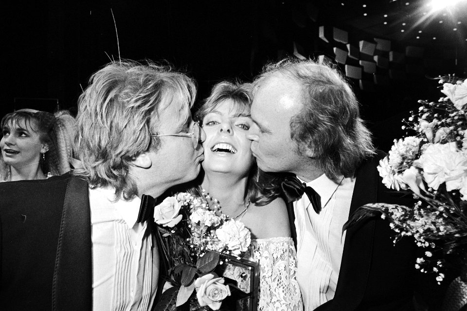 Bernadette met Martin Duiser (l) producer, en Piet Souer (r), Bestanddeelnr 932-5106