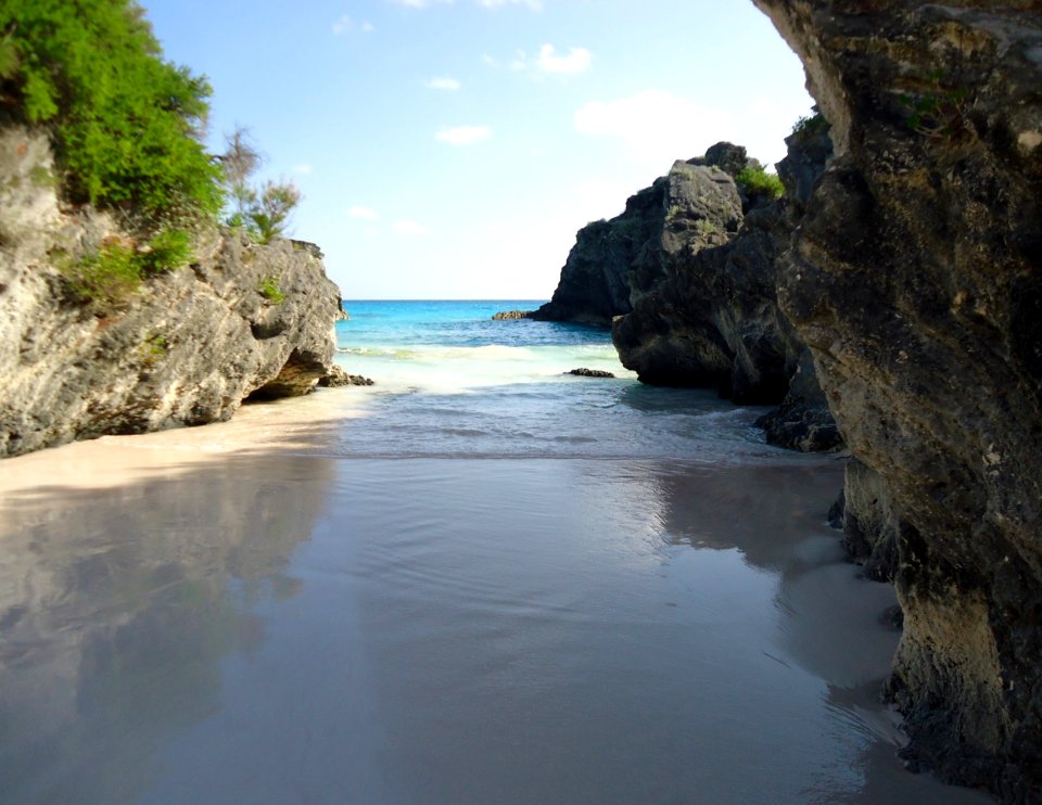 Bermuda (UK) image number 108 Horseshoe Bay beach space between rock formations