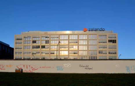 Berlin, Zalando Hauptverwaltung mit Mauer