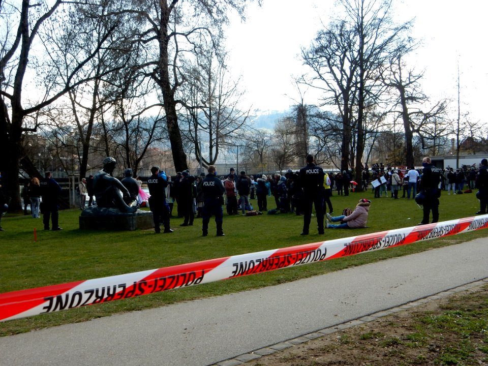 Bern - Kundgebung von Corona-Skeptikern und Polizei