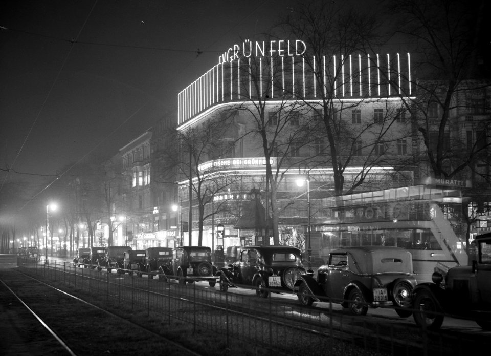 Berlijn, Kurfurstendamm met de lichtreclame van het linnenhuis K.V. Grunfeld met, Bestanddeelnr 254-5660