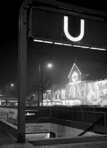 Berlijn. Nachtopname van de Hardenbergstrasse met een toegang tot de U-bahnhalte, Bestanddeelnr 191-0463