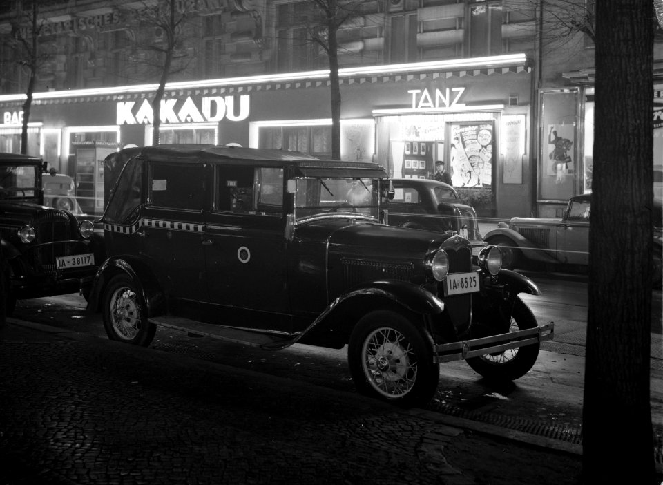 Berlijn, Kurfurstendamm Nachtopname van auto's geparkeerd voor de verlichte gev, Bestanddeelnr 191-0462