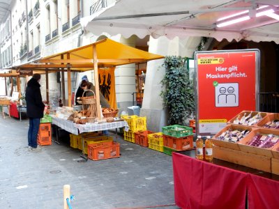 Bern Münstergasse Bauernmarkt mit Maskenpflicht 01