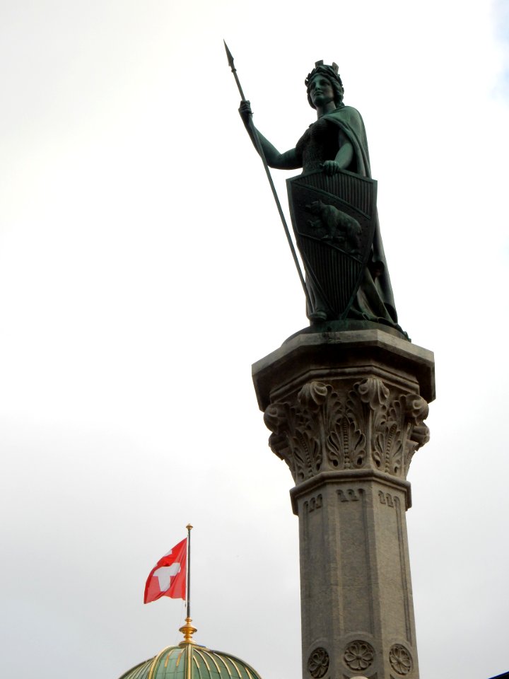 Bernabrunnen und Schweizer Fahne