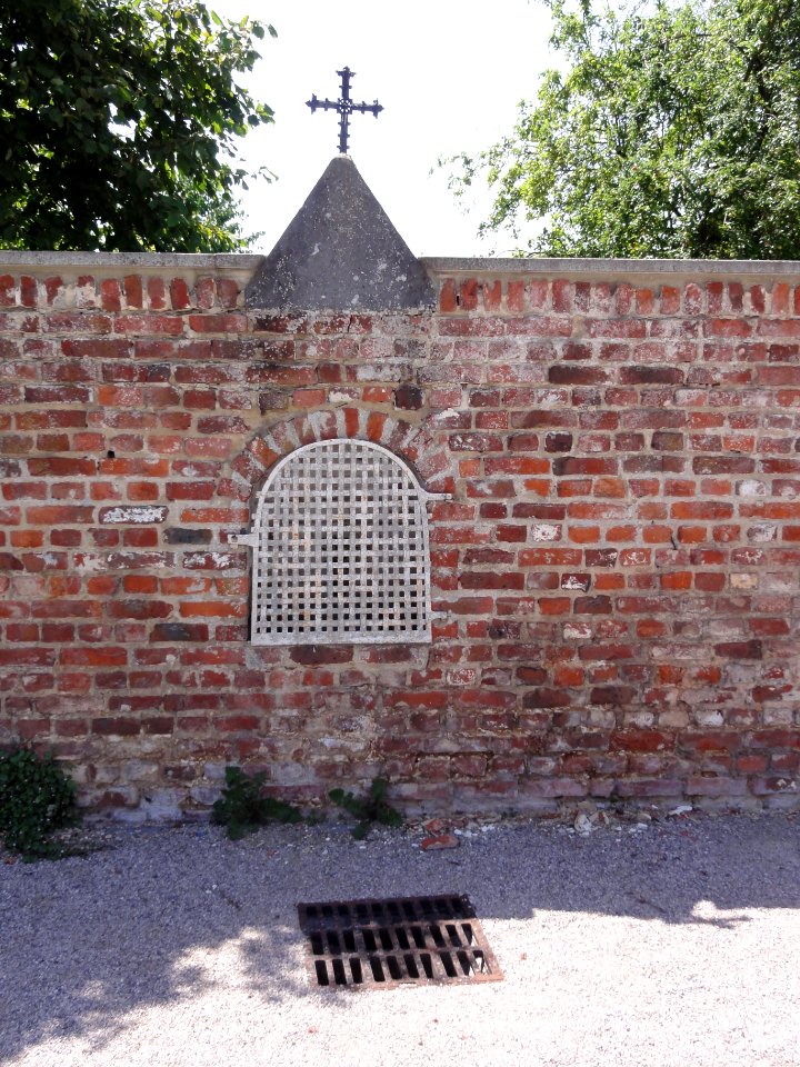 Bermeries (Nord, Fr) chapelle dans un mur, place de Bermeries
