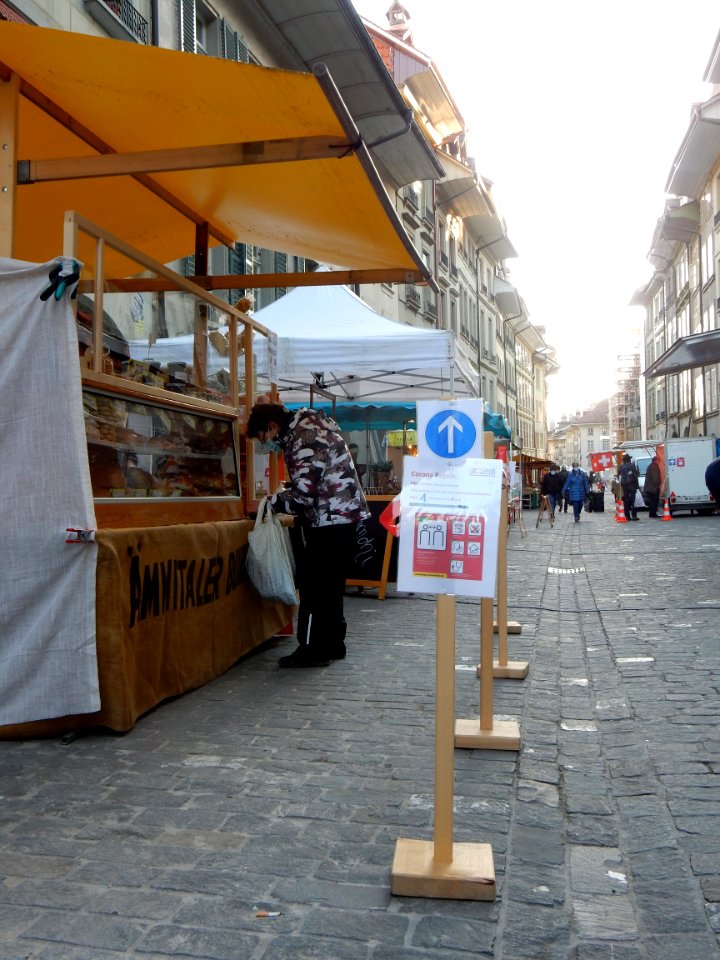 Bern Münstergasse Bauernmarkt mit Maskenpflicht 02
