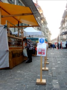 Bern Münstergasse Bauernmarkt mit Maskenpflicht 02
