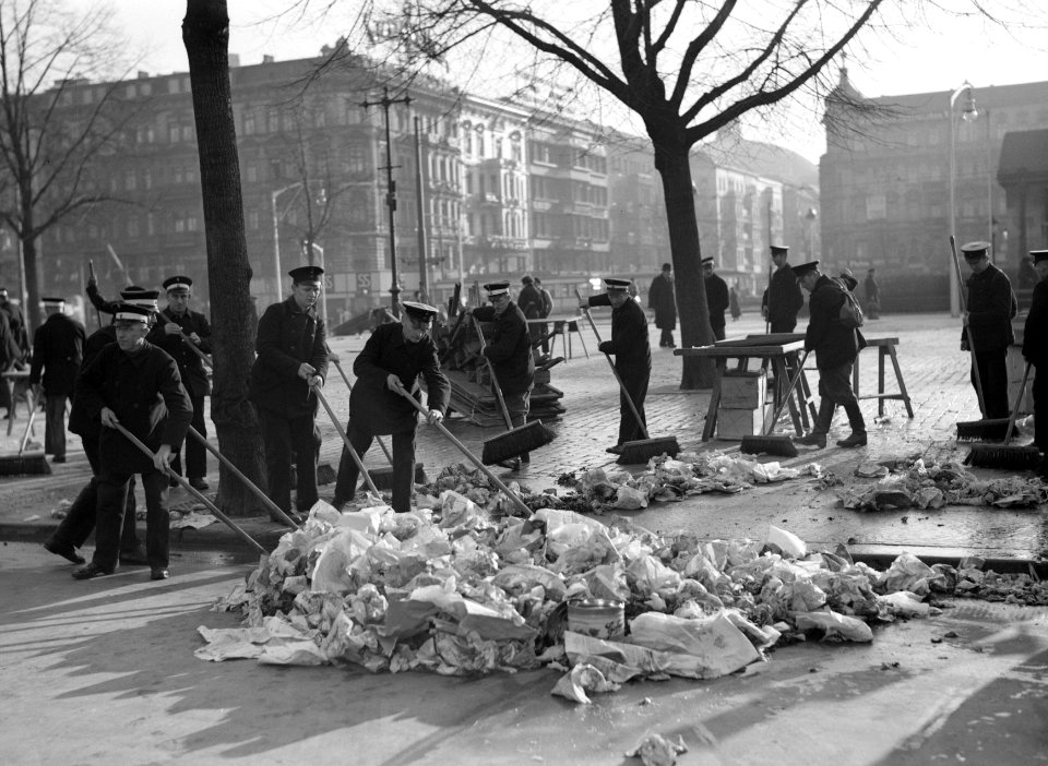 Berlijn Geuniformeerde werklui zijn bezig met het schoonmaken van de Wittenberg, Bestanddeelnr 254-5659