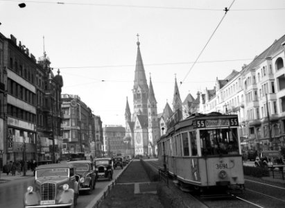 Berlijn. Tauentzienstraße met tram en autoverkeer met op de achtergrond de Kais…, Bestanddeelnr 254-5644