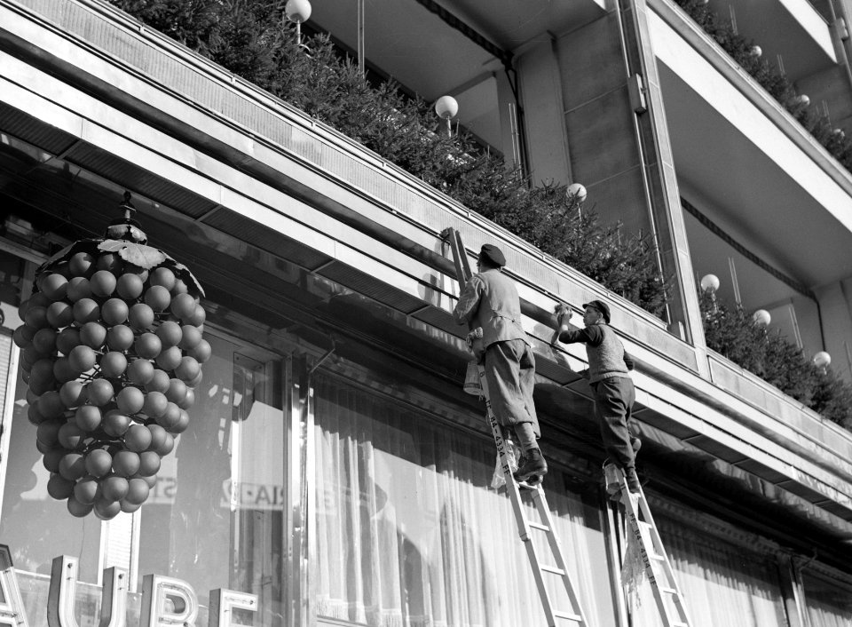 Berlijn Schilders aan het werk op ladders tegen de gevel van cafe Traube aan de, Bestanddeelnr 254-5648
