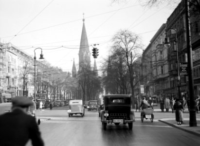 Berlijn Kurfürstendamm met autoverkeer en met op de achtergrond de Kaiser-Wilh…, Bestanddeelnr 254-5646