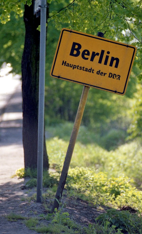 Berlin Ortsschild Hauptstadt 1988