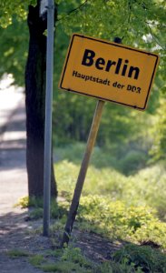 Berlin Ortsschild Hauptstadt 1988