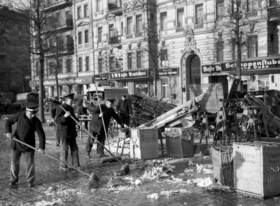 Berlijn Geuniformeerde werklui zijn bezig met het schoonmaken van de Wittenberg, Bestanddeelnr 254-5656