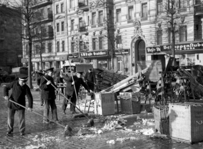 Berlijn Geuniformeerde werklui zijn bezig met het schoonmaken van de Wittenberg, Bestanddeelnr 254-5656