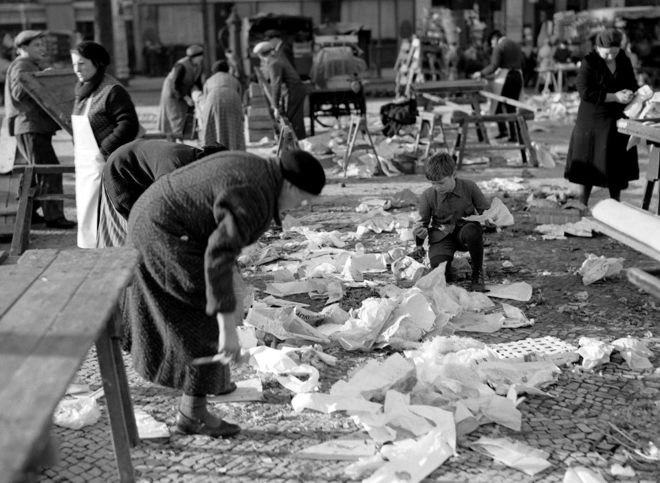 Berlijn Warenmarkt op de Wittenbergplatz Armen zoeken tussen de emballage na a, Bestanddeelnr 254-5652
