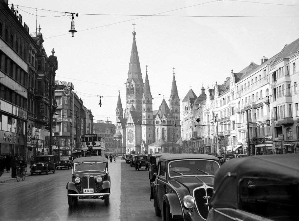 Berlijn. Tauentzienstraße met autoverkeer waaronder een dubbeldeksbus en met o…, Bestanddeelnr 254-5645