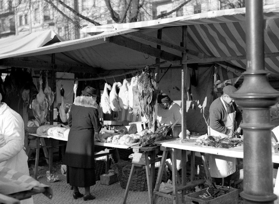 Berlijn Warenmarkt op de Wittenbergplatz Een kraam met gevogelte, Bestanddeelnr 254-5649