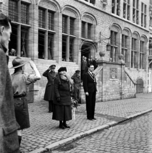 Bergen op Zoom. Koningin Wilhelmina staat voor het stadhuis. Naast haar burgemee, Bestanddeelnr 900-4091