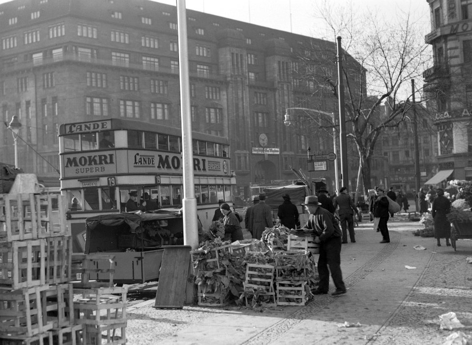 Berlijn.Stapels kratten op de warenmarkt op de Wittenbergplatz met dubbeldeksbus, Bestanddeelnr 254-5651