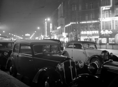 Berlijn. Nachtopname van de Tauentzienstrasse met de verlichte gevel van het caf, Bestanddeelnr 191-0466